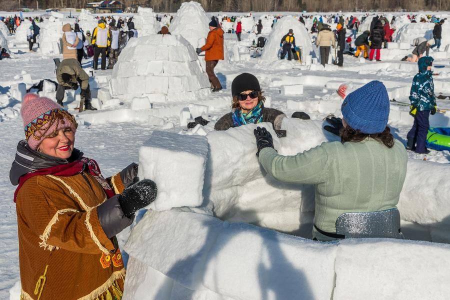 За час с небольшим заметно выросла постройка уже знакомой нам женской команды