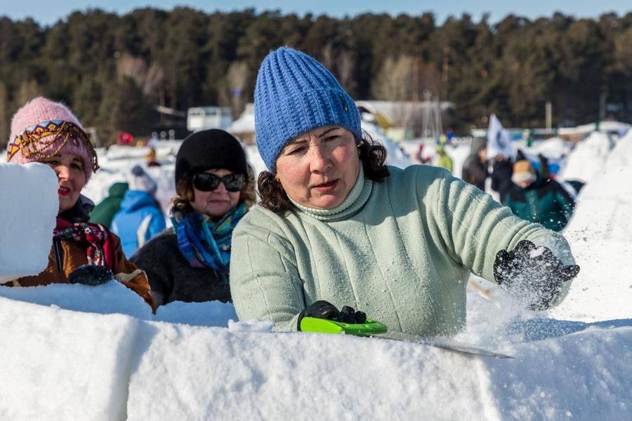 Температура в районе −10°C идеальна для «склеивания» снежных блоков друг с другом