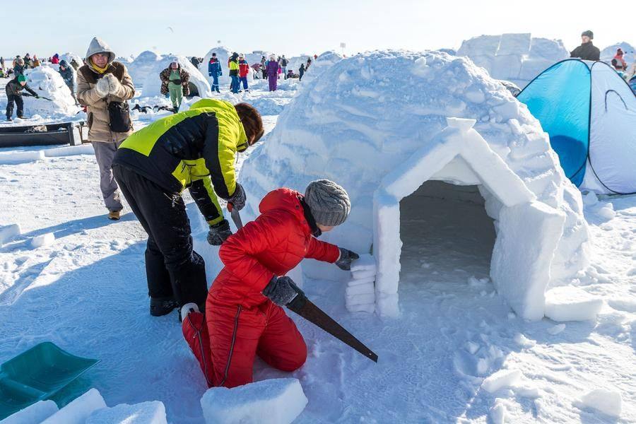 Когда основное здание готово, можно переходить к обустройству внешних элементов
