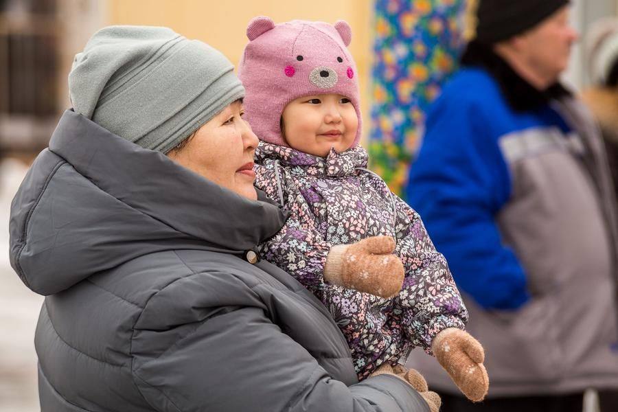 Гости от мала до велика собираются перед сценой