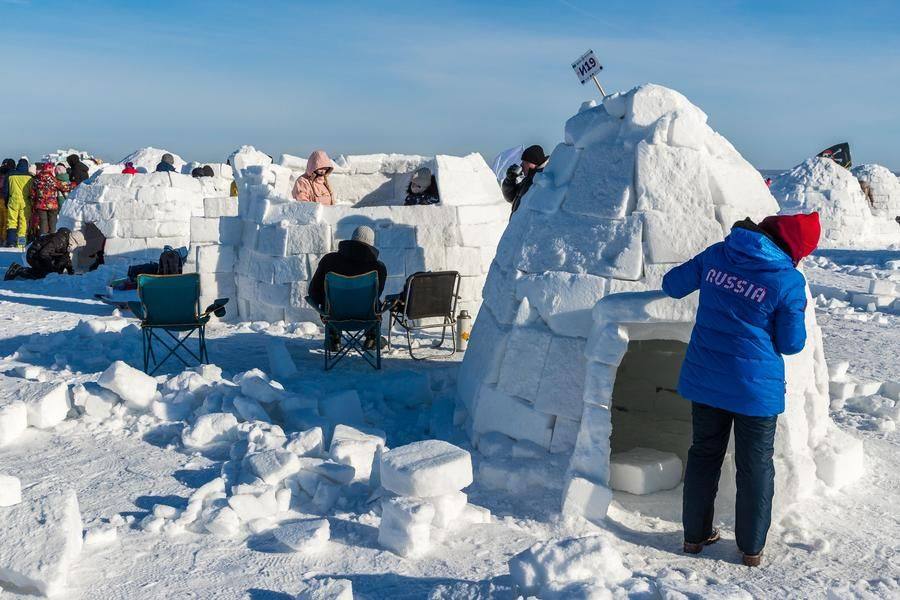 Стоящие рядом хижины одновременно и похожи, и не похожи друг на друга