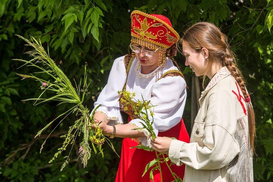 Для девочек плетение — первый шаг к освоению других традиционно женских ремесел