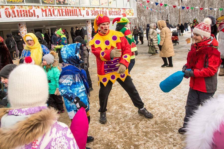 Скоморохи регулируют шуточные «сражения»