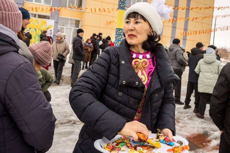 По традиции разбрасывают сладости: так принято делиться счастьем с окружающими