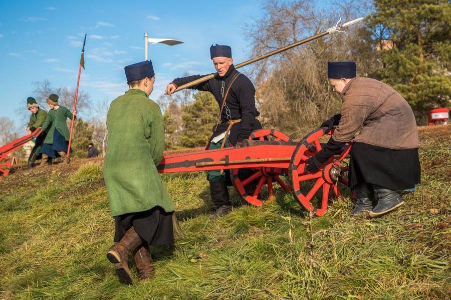 Со склона к воде аккуратно спускают тяжелые пушки
