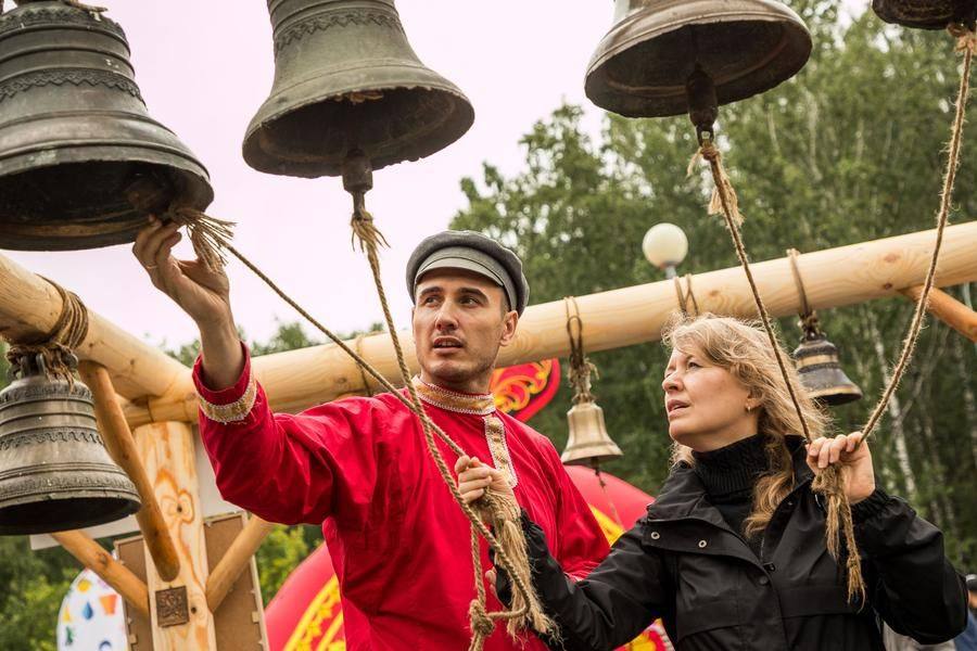Спонтанно проходят короткие мастер-классы по колокольному звону