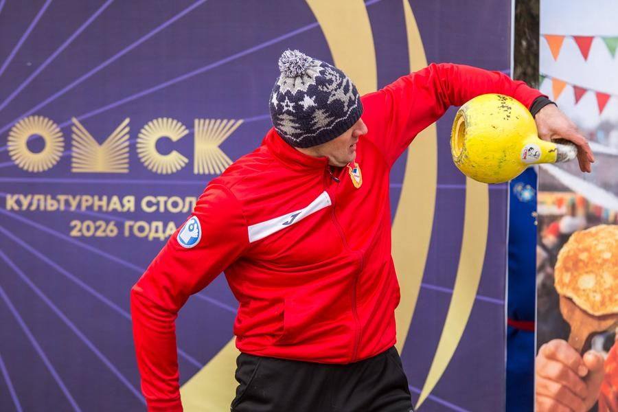 Поднятие гири — еще одно традиционное состязание