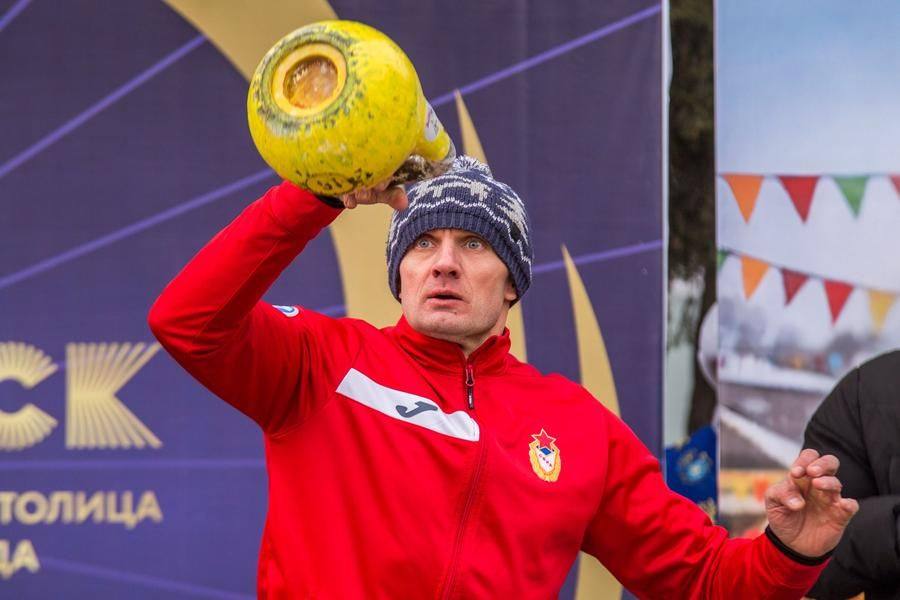 Все начинается с показательных выступлений тренера по гиревому спорту