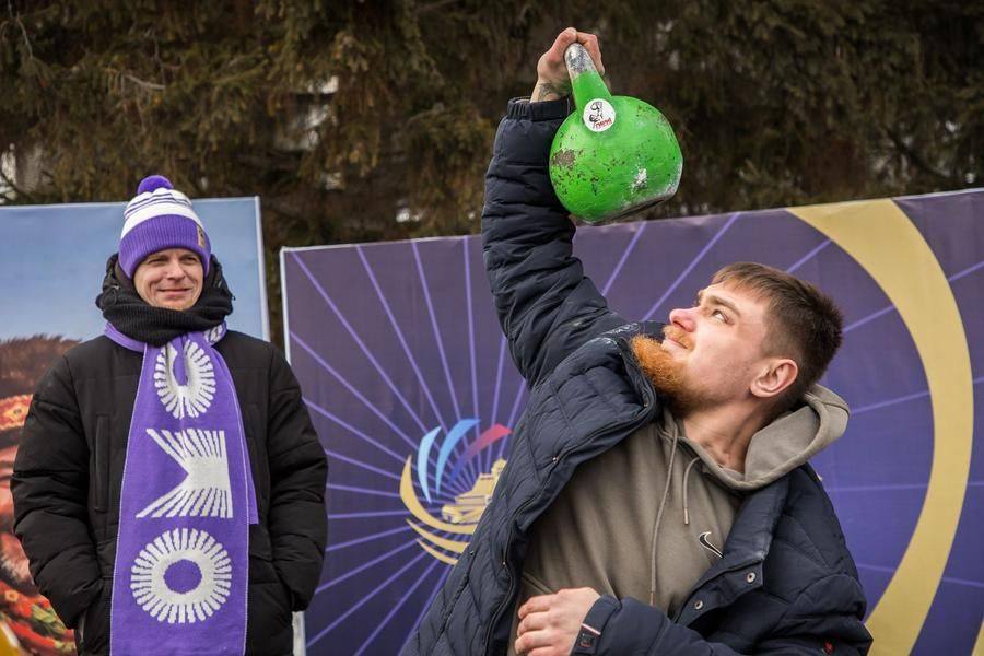 Желающих поднимать гирю много, и они весьма выносливы