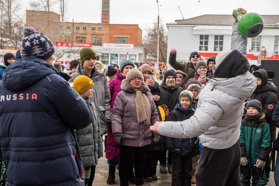 Зрители активно подбадривают конкурсантов