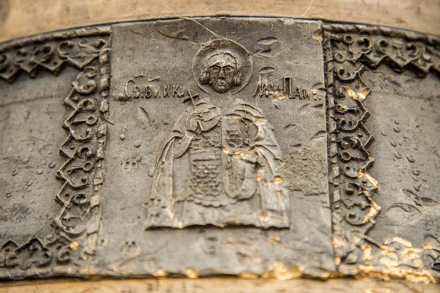 А еще мы видим орнамент и лики святых — характерные черты колоколов завода Гилёвых