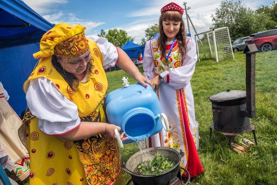Им также предложат чай, сваренный из лесных и луговых трав по заветам старины