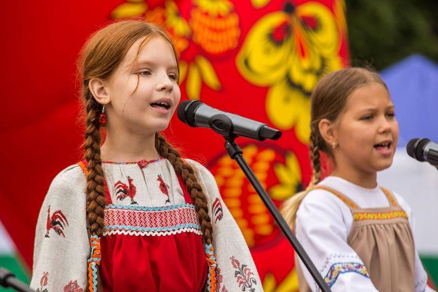 Сцена не пустует: праздник своим творчеством украшают как юные артисты…