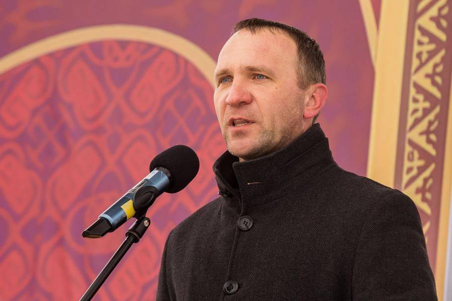 С поздравлениями к присутствующим обращается глава района Евгений Журавлев