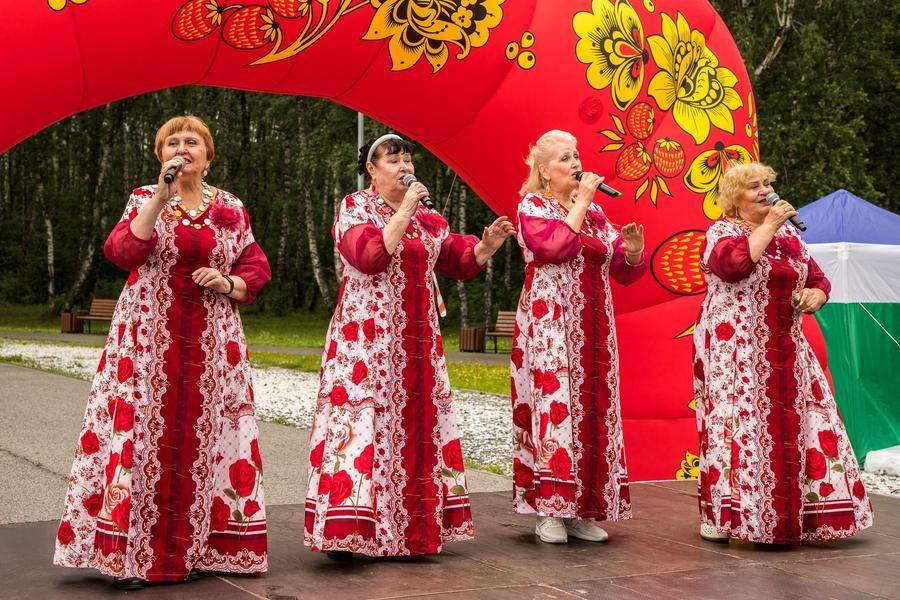 …так и опытные исполнительницы народных песен