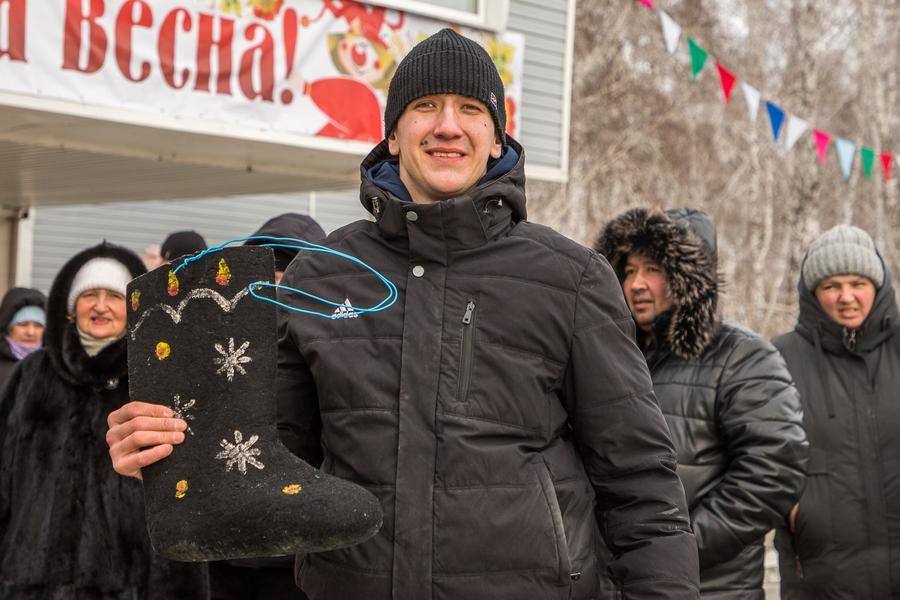 Сейчас они обменяют на призы снятый со столба валенок