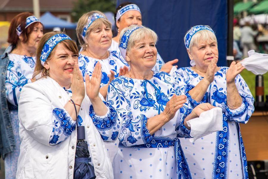 Артисты из Новой Заимки поддерживают выступающих односельчан