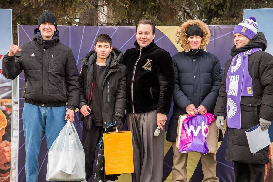 Награждает молодых людей Александр Усольцев, директор ДК имени В.Е. Часницкого