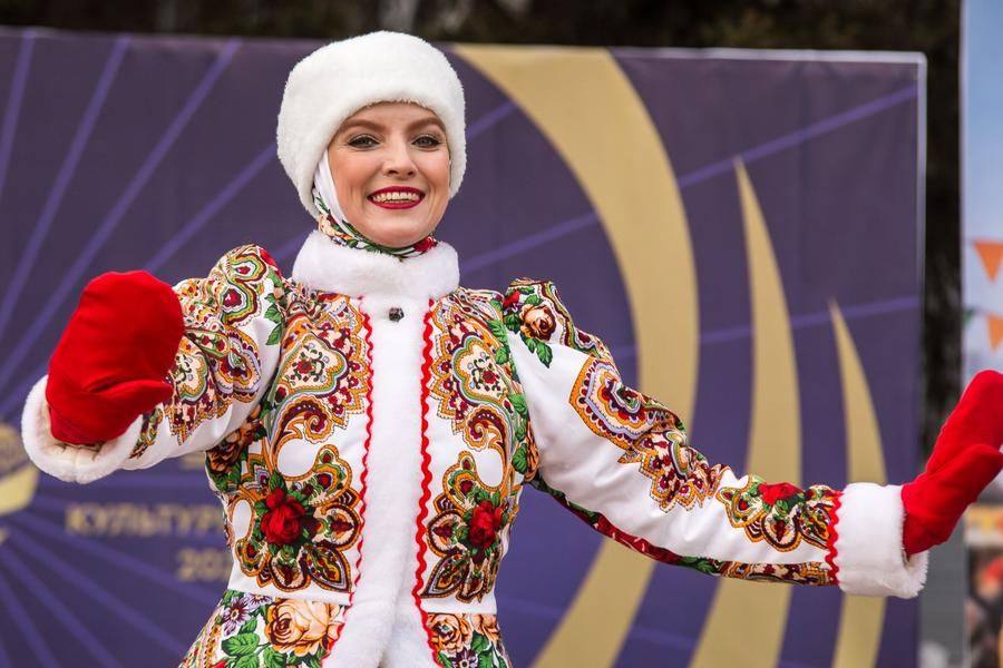 Начинается второе отделение концерта: приглашенные звезды — ансамбль танца «Иртыш»