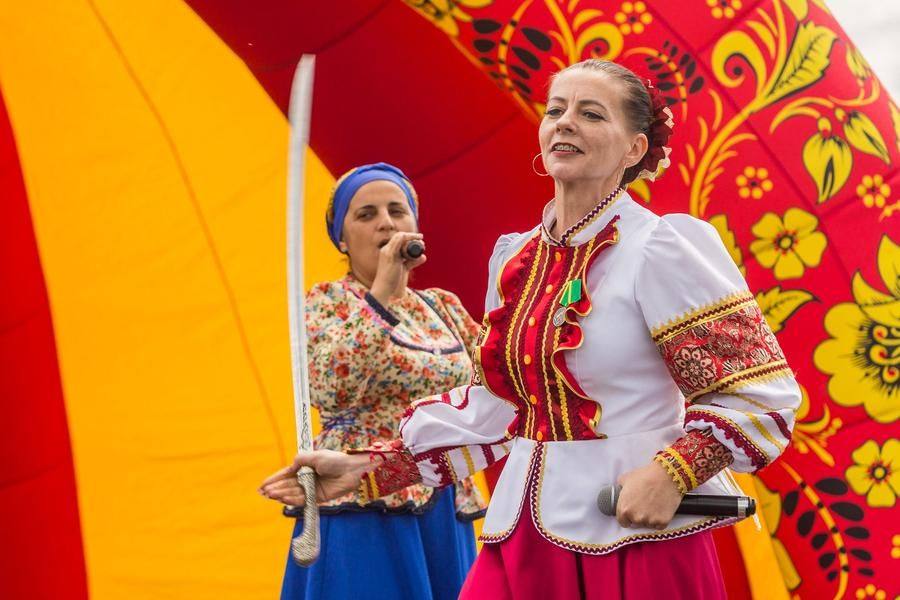Так называют виртуозное обращение с холодным оружием