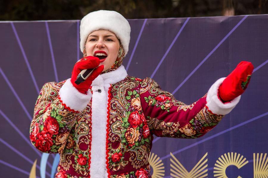 Вокальные номера чередуются с танцевальными