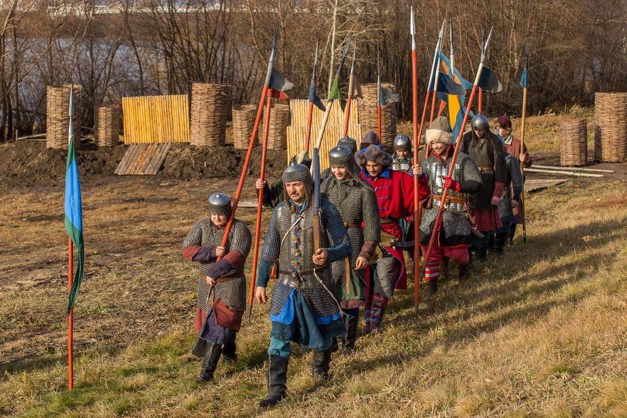 Ну а пока яркий свет позволяет рассмотреть амуницию русского ополчения…