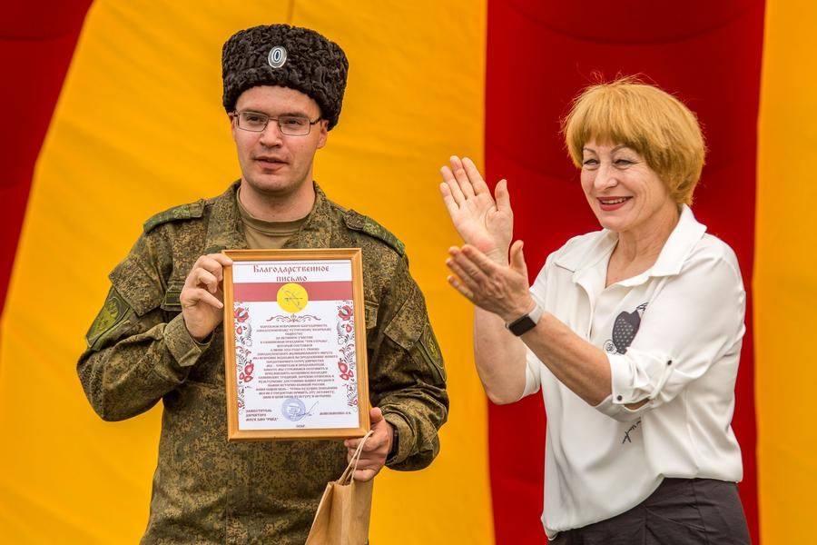 Настает время благодарственных писем: их вручает Алла Максименко, замдиректора РЦКД