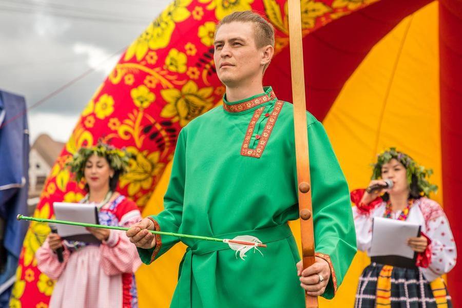 И вновь перед сценой появляются стрельцы