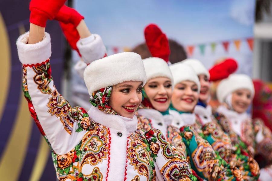 А когда в танец вливаются девушки, номер обретает новую глубину