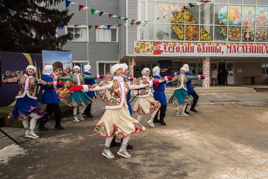 Слаженность десяти танцоров завораживает