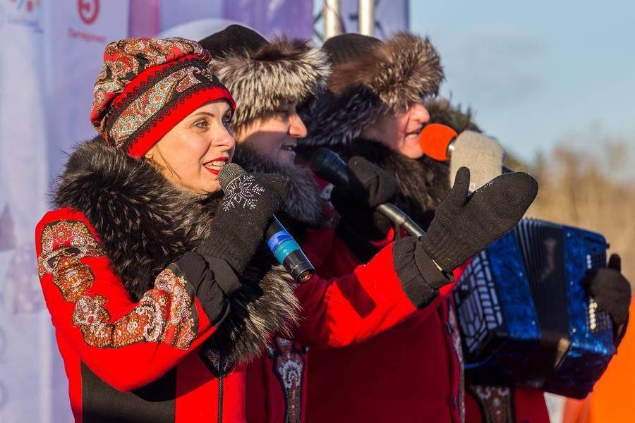Артисты Городской дирекции творческих программ ловят последние солнечные лучи