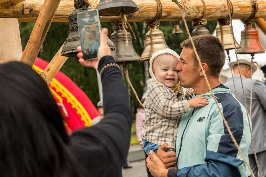Звонница привлекает целые семьи с маленькими детьми