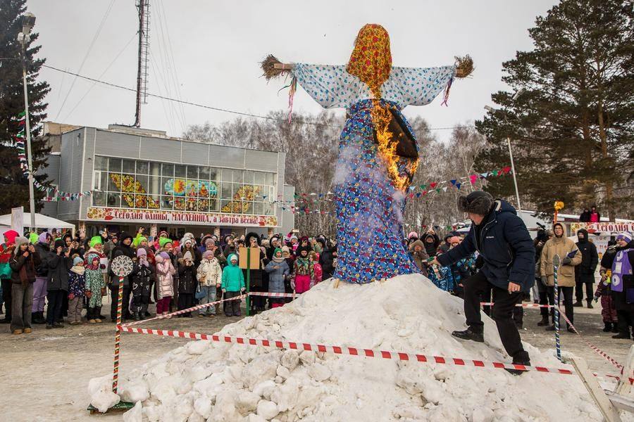 А теперь весь честной народ собирается вокруг чучела Масленицы