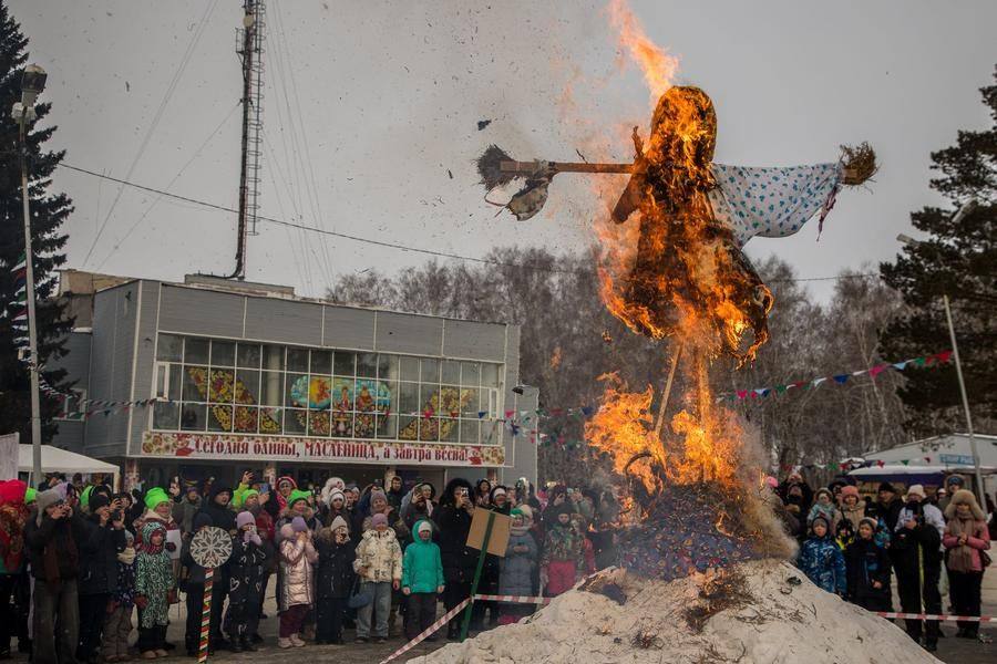 По поверью, чем выше и ровнее горит воплощение стужи и метелей, тем удачнее будет год