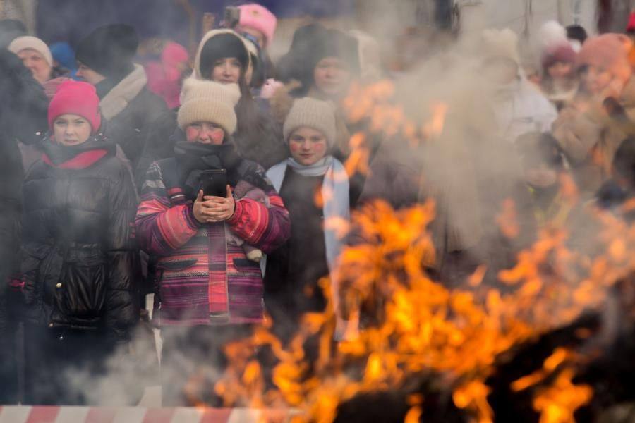 Если загадать желание, глядя на масленичный костер, оно непременно сбудется