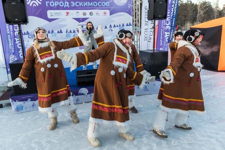 Организаторам нужно еще буквально минут десять, чтобы оформить дипломы