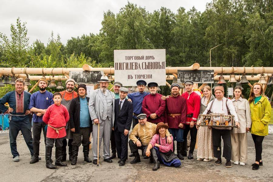 Памятное фото команды у звонницы переносит в начало 20 века