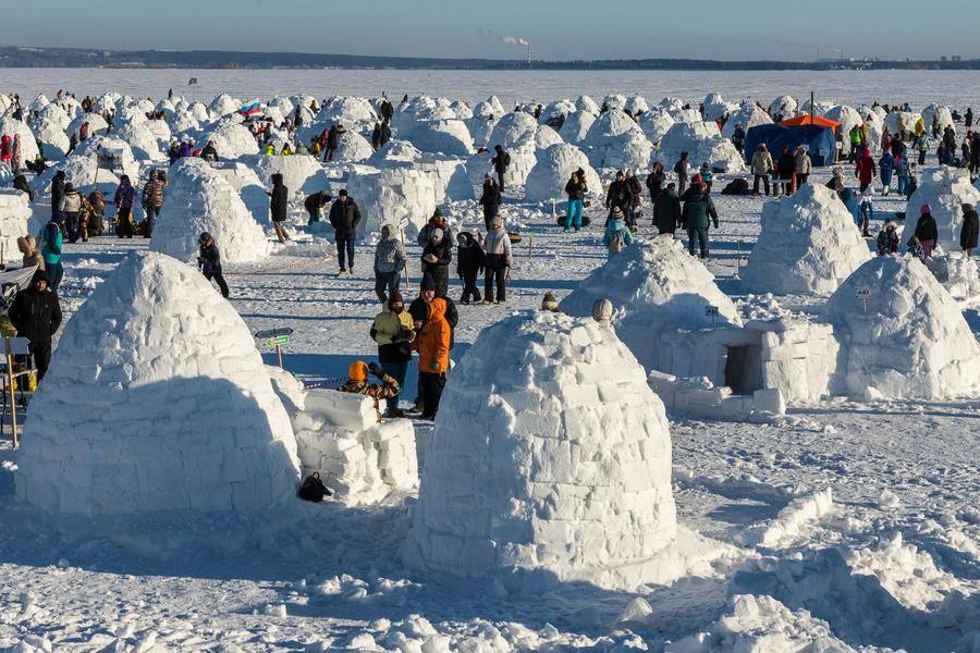 С высокой точки окинем взглядом аккуратные хижины…