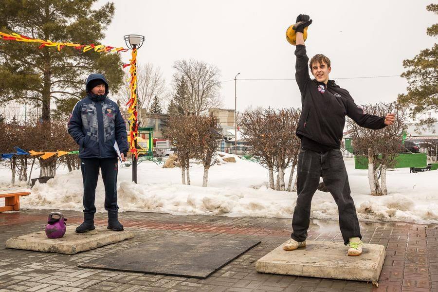 Правила Навруза просты: победит тот, у кого больше подъемов гири