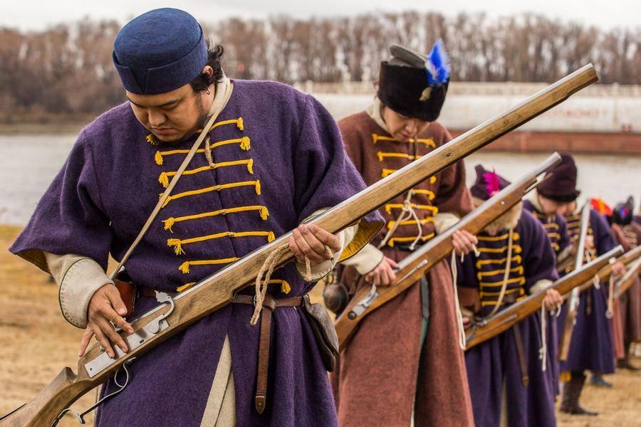 Программа начинается с показательных стрельб: первыми это делают поляки