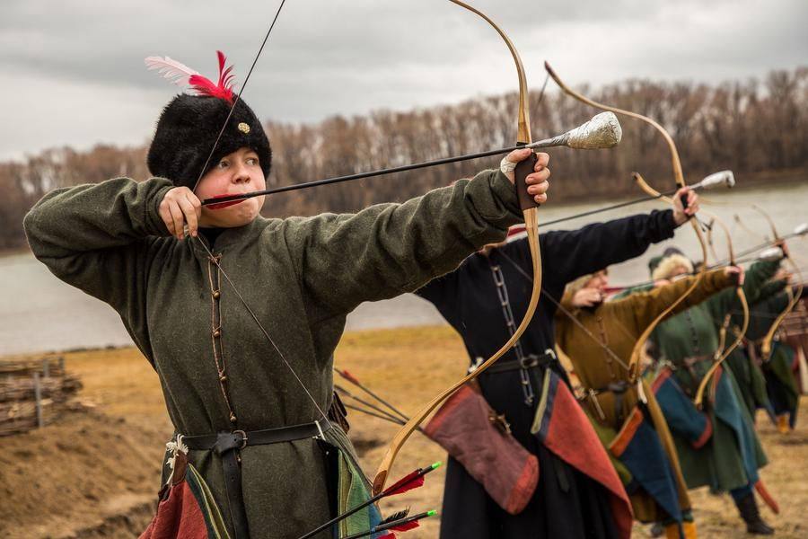 С обеих сторон также массово используются лучники