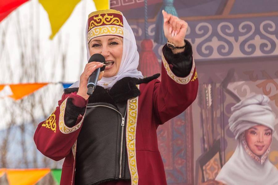 Фольклорный мотив обращен к природе и выражает состояние души через образ солнца