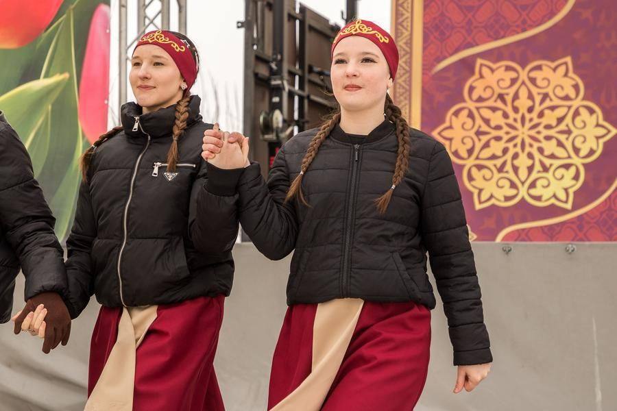 У сцены довольно скользко, но трудности не останавливают юных танцовщиц