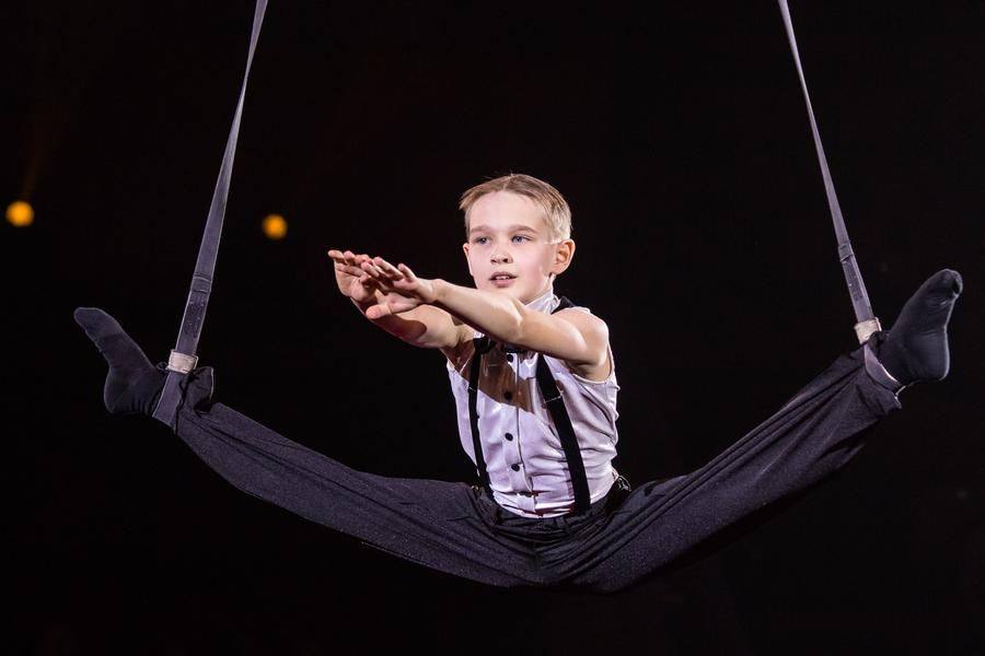Оттачивать мастерство ему помогают опытные тренеры студии Art of Fly