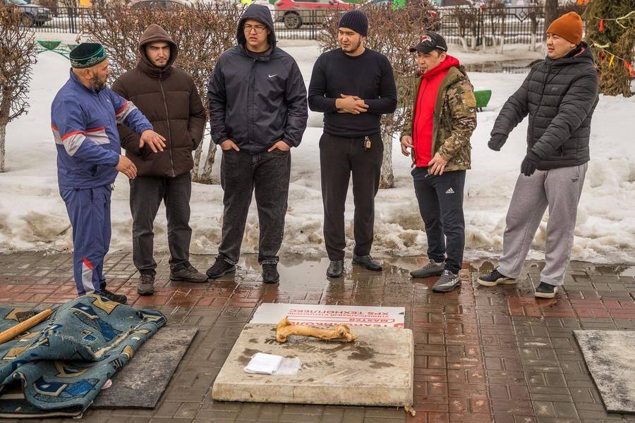 Изюминка праздника — казахские соревнования по разбиванию кости