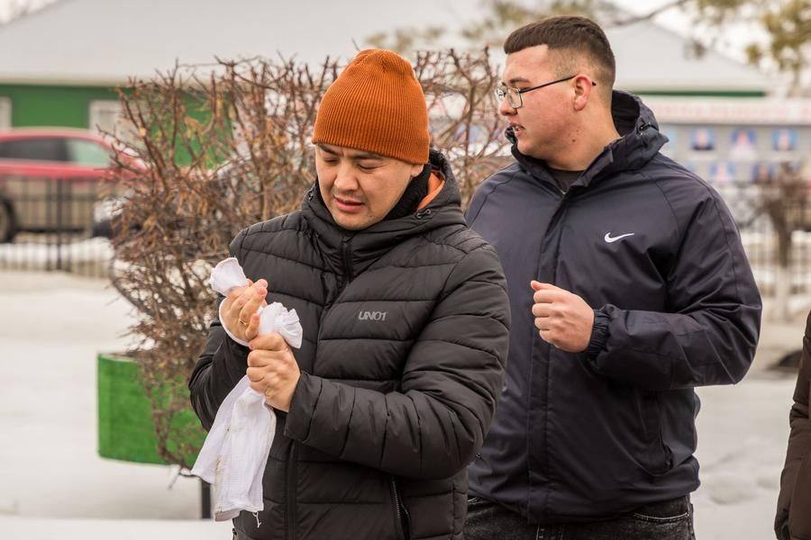 Перед серией попыток мужчины оборачивают кисти материей для защиты