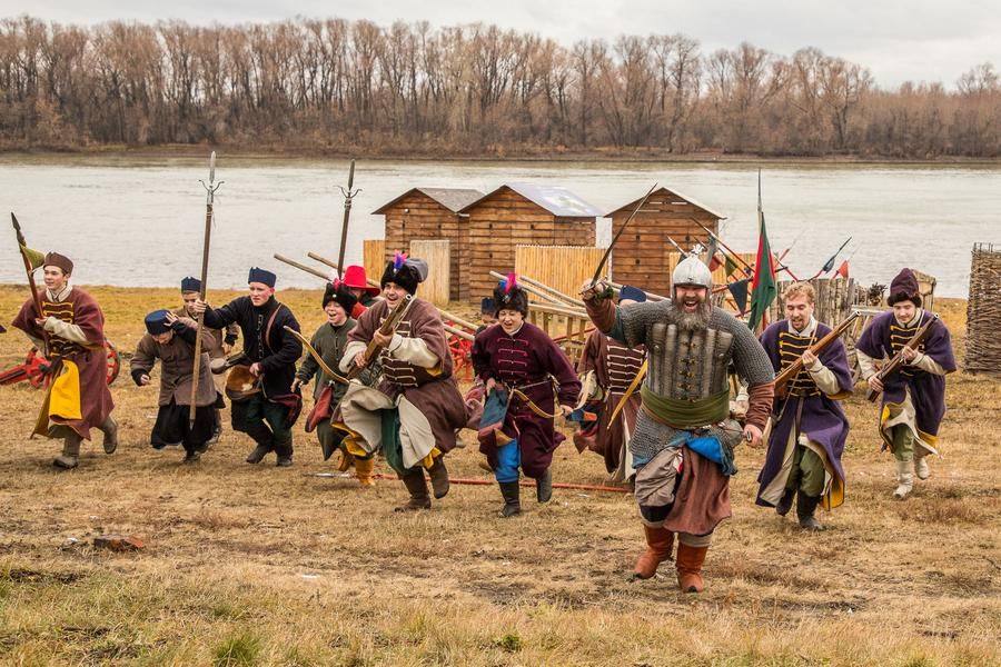 Традиционный финал батальной постановки — грозная «атака» зрителей
