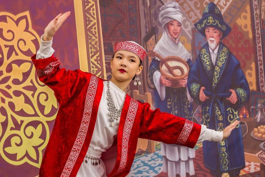Сложные орнаменты костюмов добавляют волшебства каждому движению