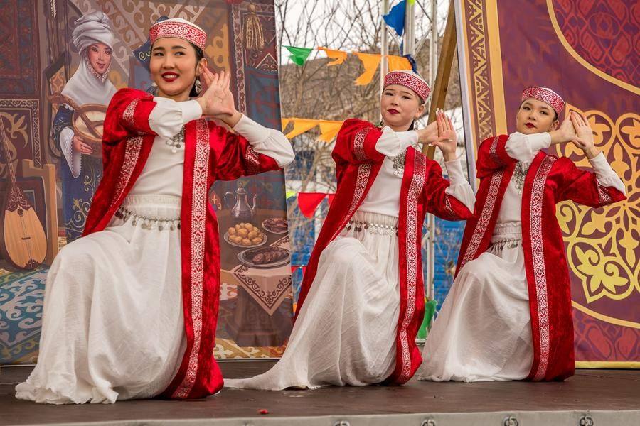 Яркие краски, грациозность и слаженность — основа запоминающегося номера