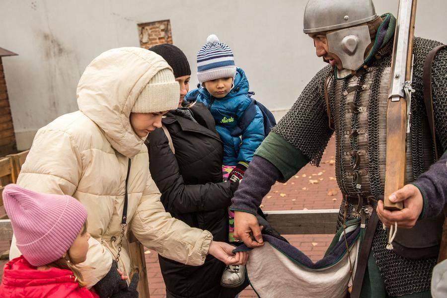 Все можно потрогать и задать вопросы о том, как это было изготовлено
